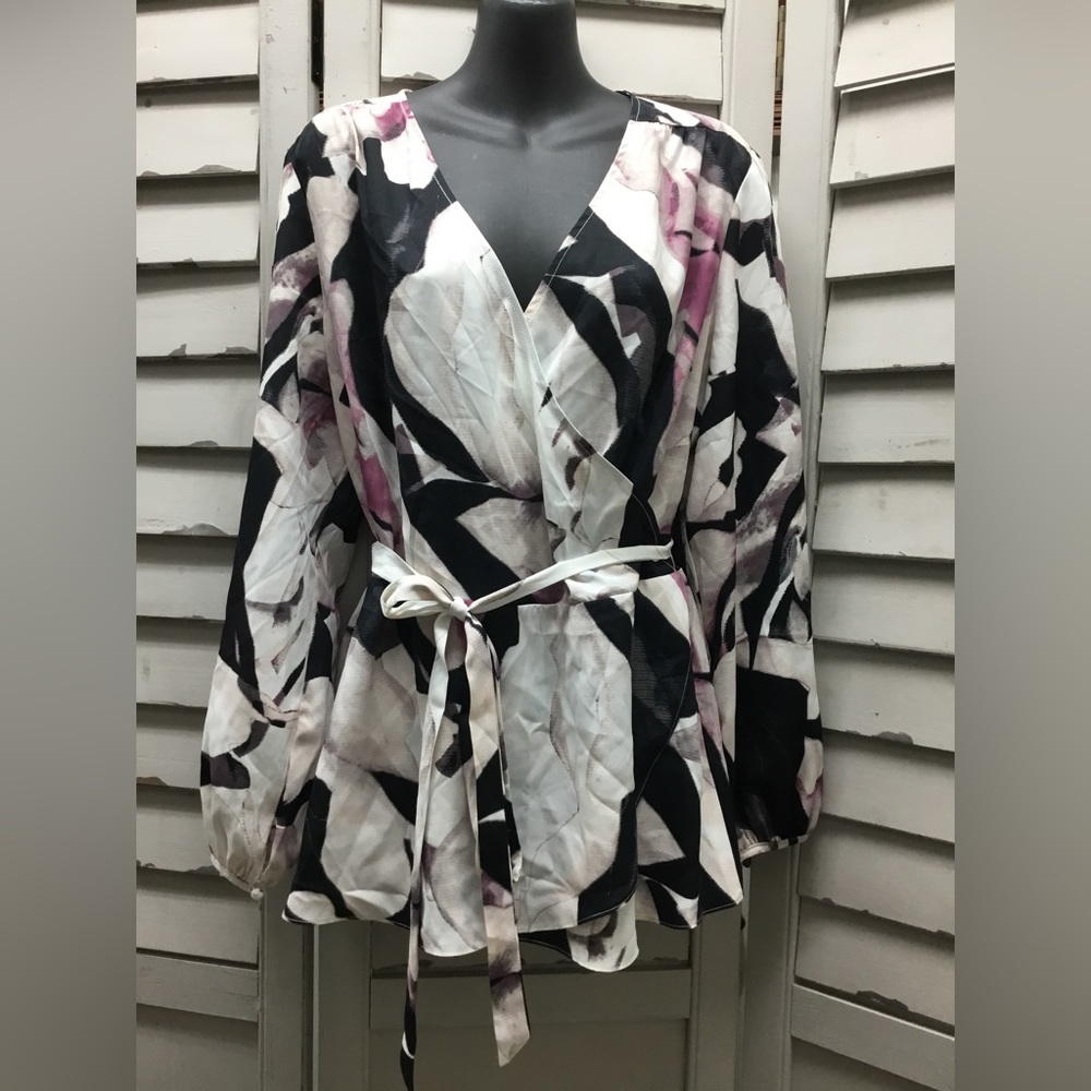 Le Chateau v-neck blouse size XXL